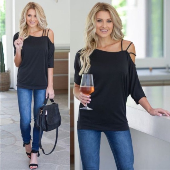 Tops - NEW!🔥SALE ((♥️LAST SMALL)NEW!!!!Cold Shoulder Shirt